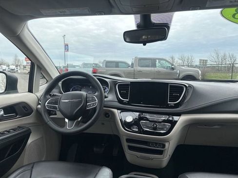 Used 2023 Chrysler Pacifica Touring-L FWD image 11