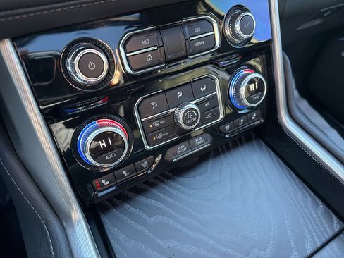 Used 2024 GMC Yukon XL Denali image 38