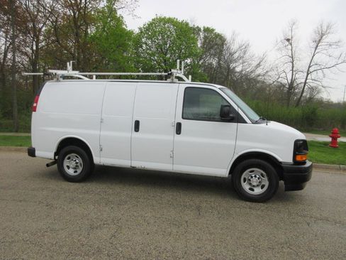 Used 2017 Chevrolet Express 2500 RWD image 4