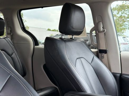 Used 2024 Chrysler Pacifica Touring-L FWD image 29