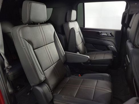 Used 2025 Chevrolet Suburban High Country AWD/4WD image 16