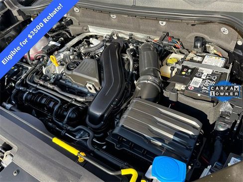Certified 2025 Volkswagen Taos SE image 15