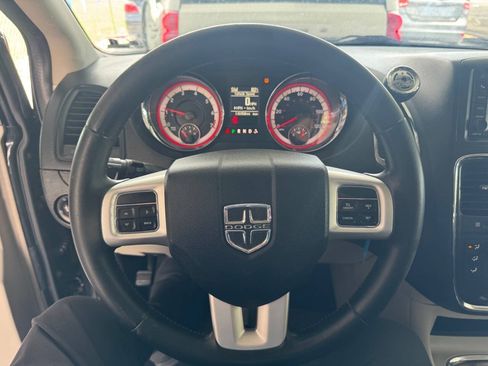 Used 2016 Dodge Grand Caravan SXT w/ Rear Park Assist Package FWD image 9