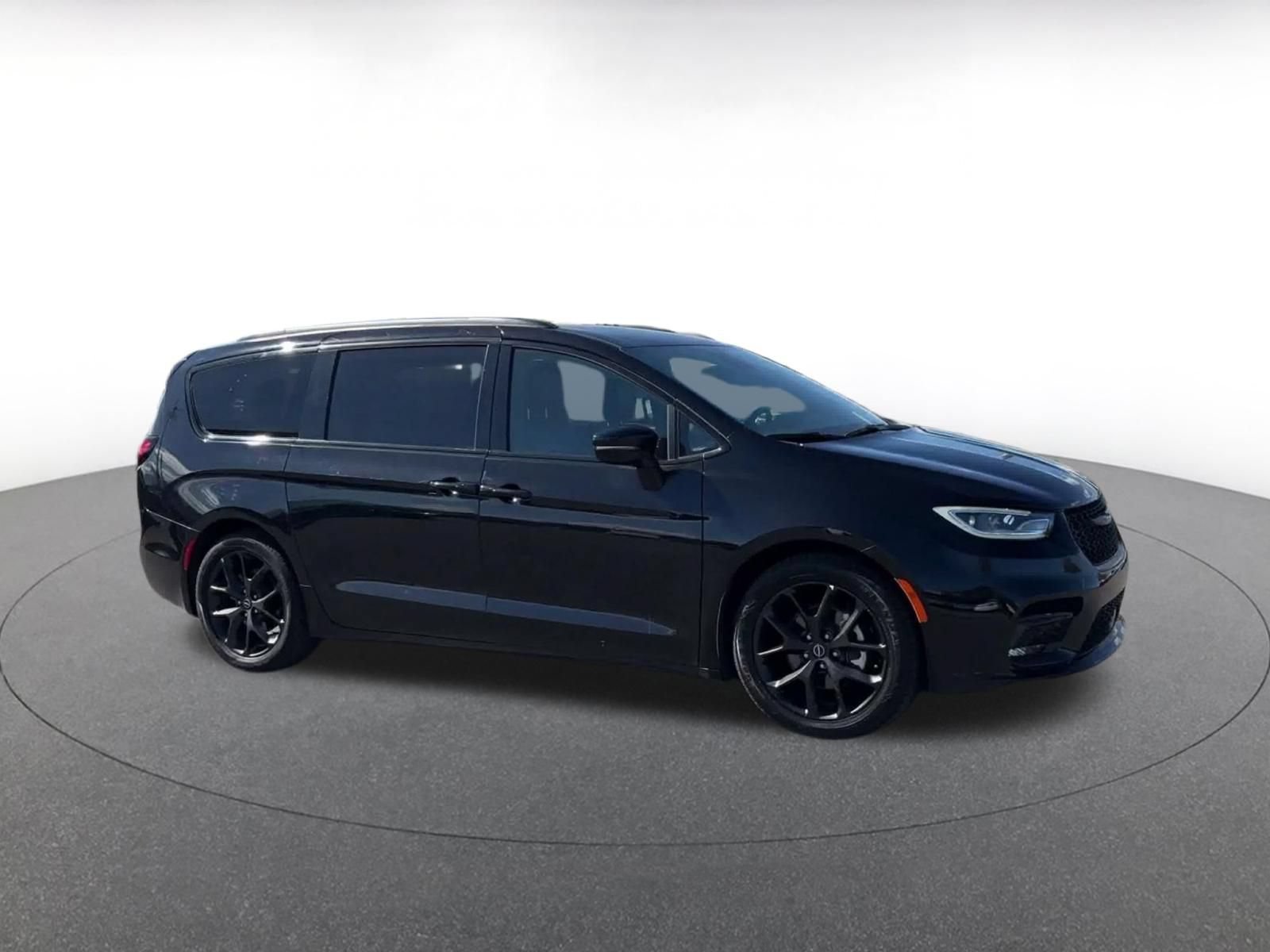Used 2025 Chrysler Pacifica Limited FWD image 2
