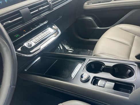 Certified 2025 Lincoln Corsair AWD image 34