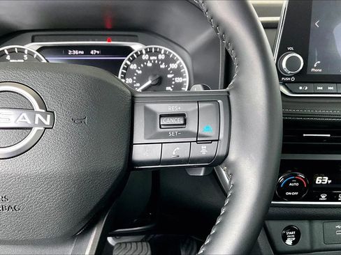 Used 2025 Nissan Rogue SV image 11