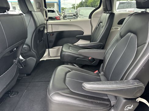 Used 2024 Chrysler Pacifica Touring-L FWD image 20