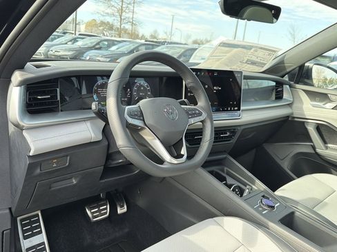 New 2026 Volkswagen Tiguan SE R-Line FWD image 10