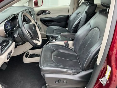 Used 2018 Chrysler Pacifica Limited w/ Tire & Wheel Group image 12