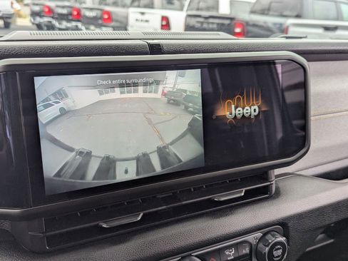 Used 2024 Jeep Wrangler Unlimited image 15