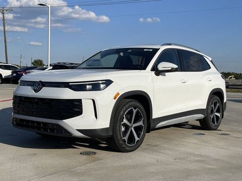 New 2025 Volkswagen Tiguan SE image 2