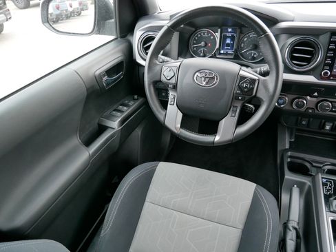 Used 2022 Toyota Tacoma TRD Off-Road image 9
