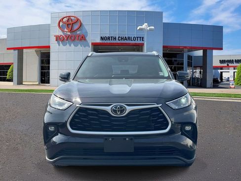 Used 2023 Toyota Highlander XLE AWD/4WD image 3