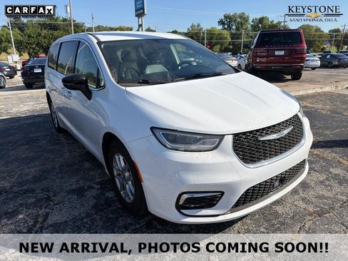 Used 2024 Chrysler Pacifica Touring-L FWD image 1