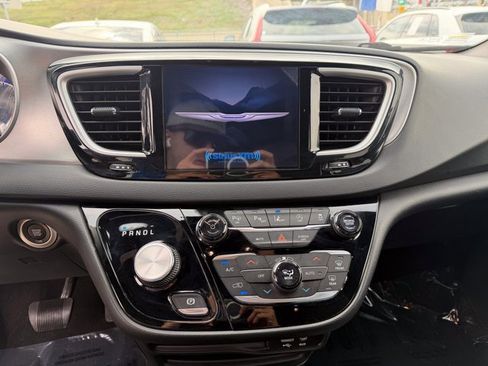 Used 2020 Chrysler Pacifica Touring-L w/ Advanced Safetytec Group image 13