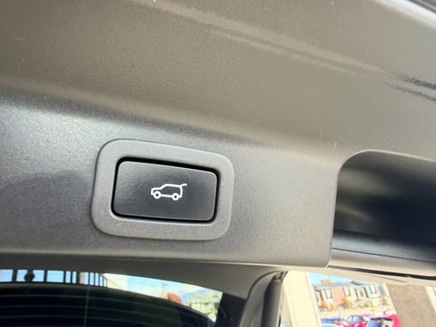 Used 2018 Jaguar F-PACE Premium image 21