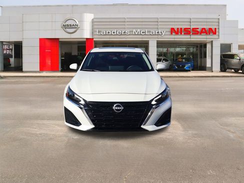 Used 2025 Nissan Altima 2.5 SV w/ SV Premium Package image 8