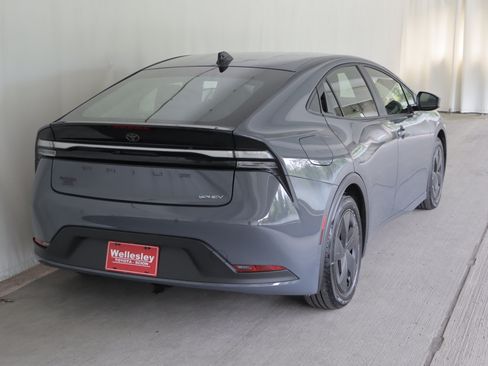 Used 2026 Toyota Prius Plug-In Hybrid FWD image 6