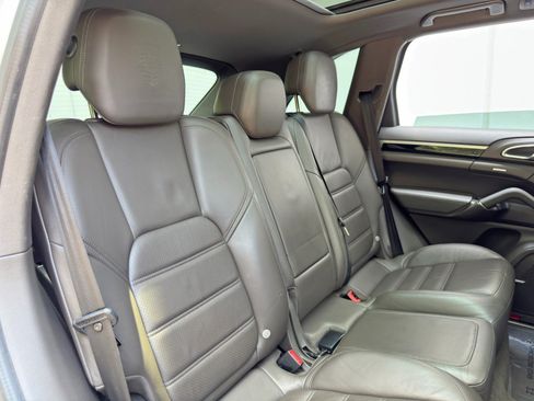 Used 2017 Porsche Cayenne Platinum Edition AWD/4WD image 38