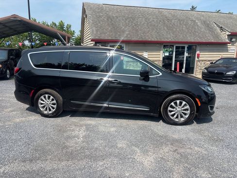 Used 2017 Chrysler Pacifica Touring-L FWD image 4