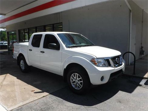 Used 2019 Nissan Frontier SV image 1