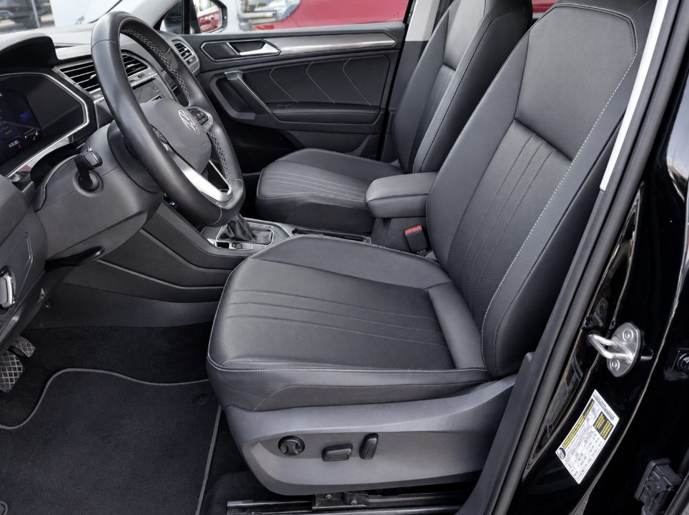 Certified 2023 Volkswagen Tiguan SE FWD image 12
