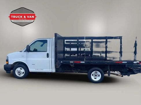 Used 2019 GMC Savana 3500 RWD image 2