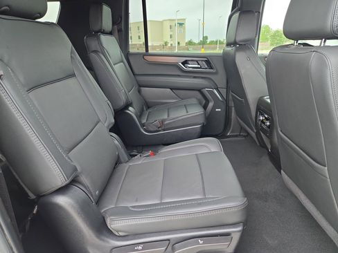 Used 2025 GMC Yukon XL Denali AWD/4WD image 31