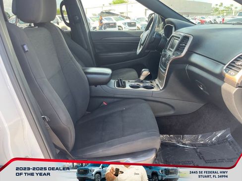 Used 2017 Jeep Grand Cherokee Laredo w/ Quick Order Package 2BE image 19