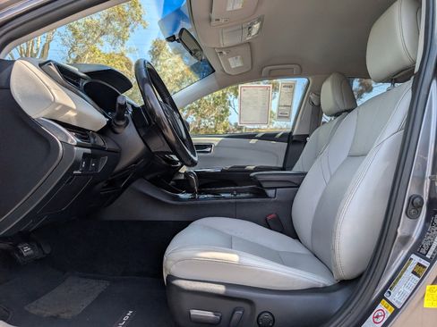 Used 2016 Toyota Avalon XLE FWD image 2