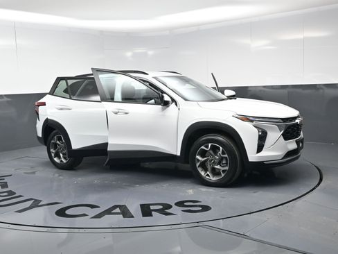 Certified 2025 Chevrolet Trax LT w/ Driver Confidence Package image 23