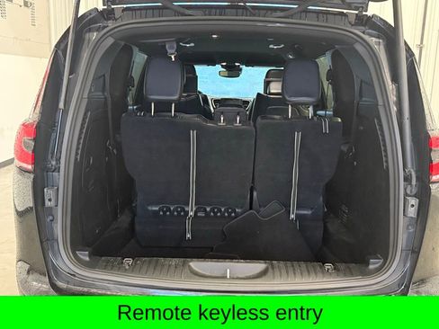 Used 2022 Chrysler Pacifica Touring-L w/ Uconnect Theater Family Group FWD image 7