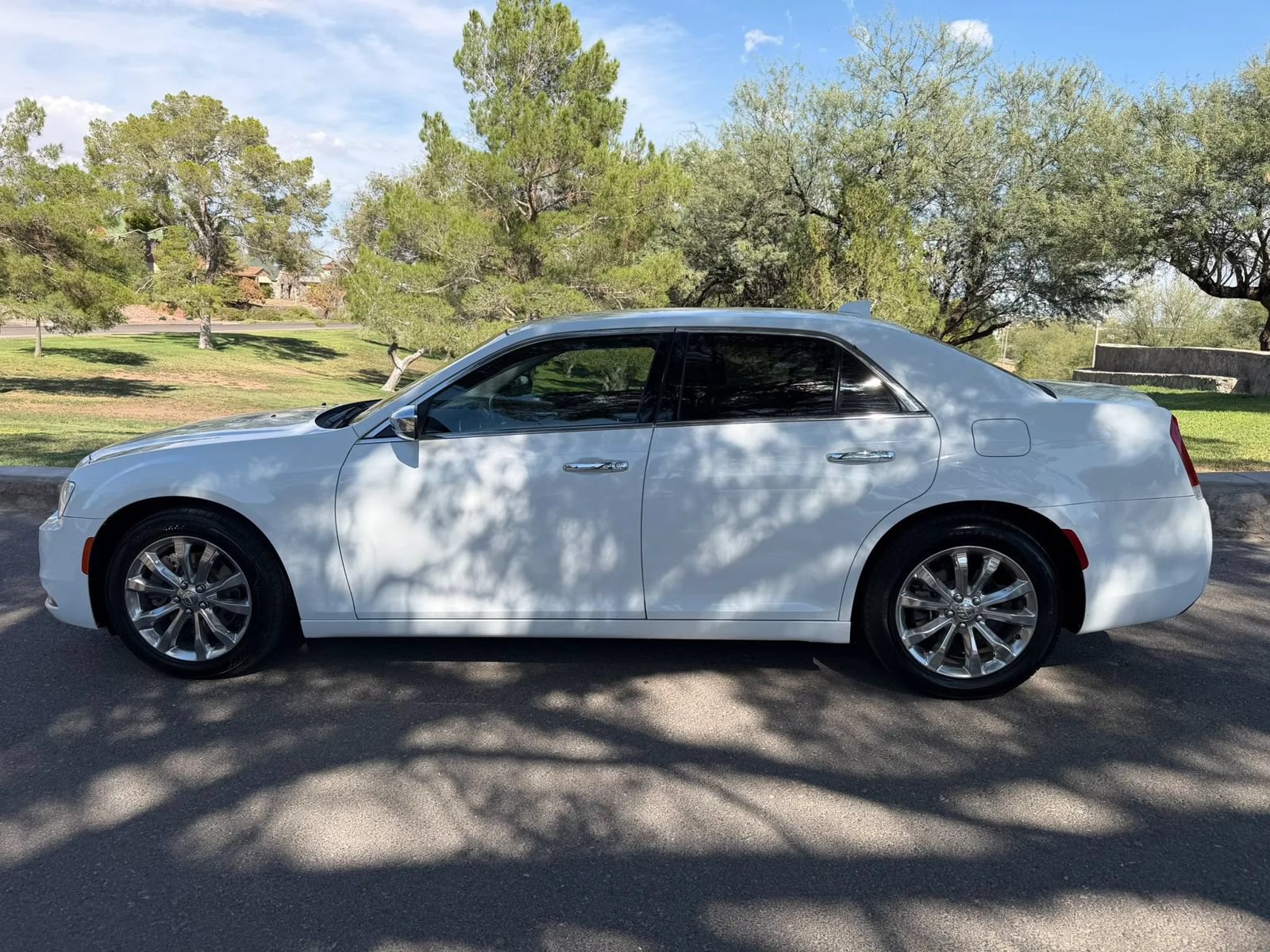 Used 2019 Chrysler 300 Limited AWD/4WD image 2