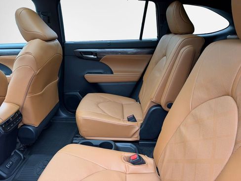 New 2026 Toyota Highlander Platinum AWD/4WD image 14