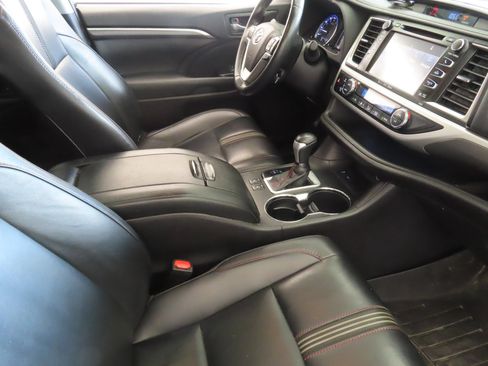 Used 2019 Toyota Highlander SE w/ Nightshade Edition FWD image 27