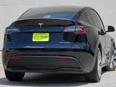 Used 2022 Tesla Model Y Long Range AWD/4WD image 5