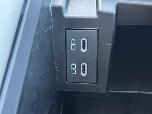 Used 2025 Toyota Sienna XLE FWD image 37