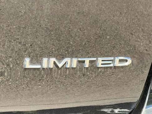 Used 2024 Chrysler Pacifica Limited FWD image 2
