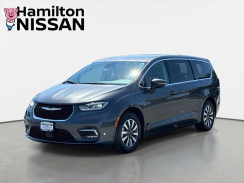 Used 2023 Chrysler Pacifica Touring-L FWD image 5