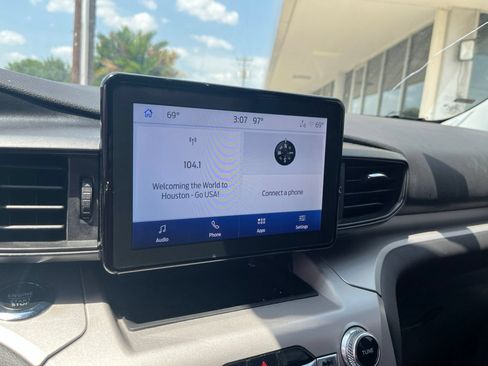 Used 2023 Ford Explorer XLT RWD image 2