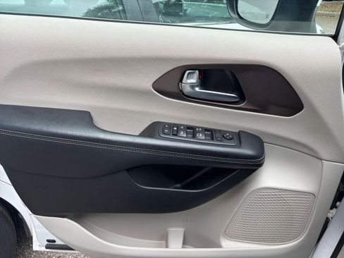 Used 2022 Chrysler Voyager LX FWD image 18