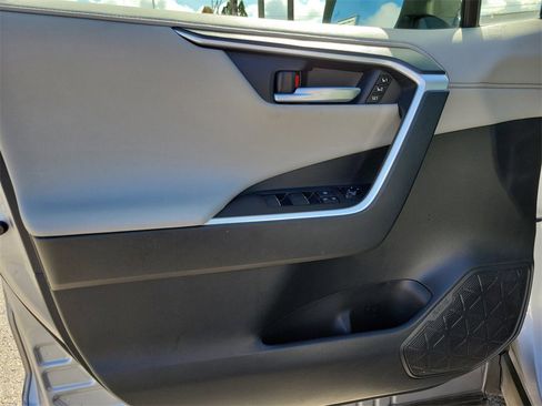 Used 2020 Toyota RAV4 Limited image 18