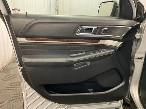 Used 2018 Ford Explorer Platinum image 16