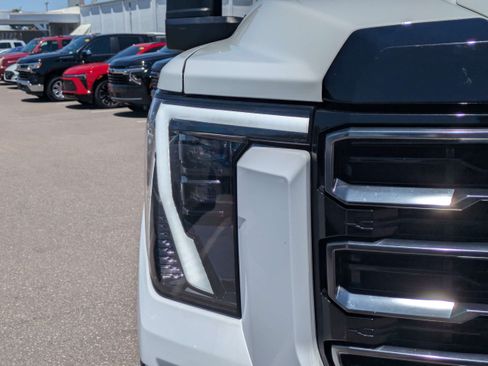 Used 2024 GMC Sierra 2500 AT4 w/ AT4 Premium Plus Package AWD/4WD image 9