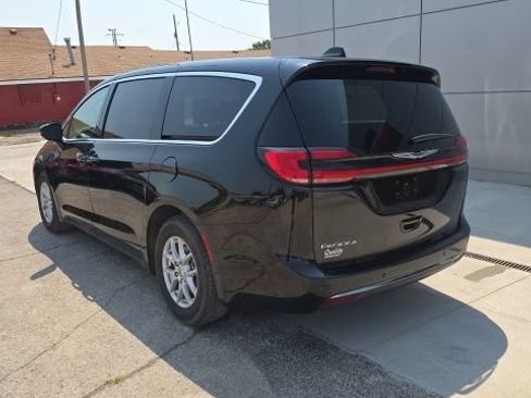 Used 2024 Chrysler Pacifica Touring-L FWD image 8
