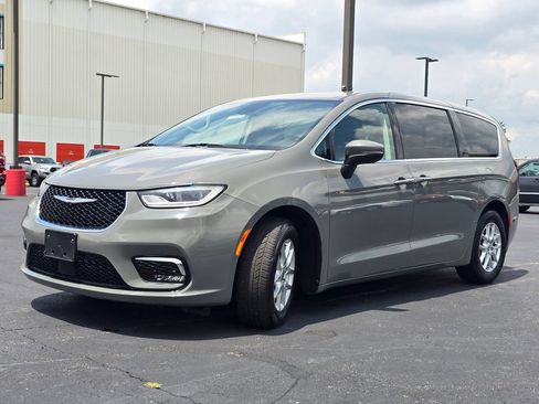 Used 2023 Chrysler Pacifica Touring-L FWD image 4