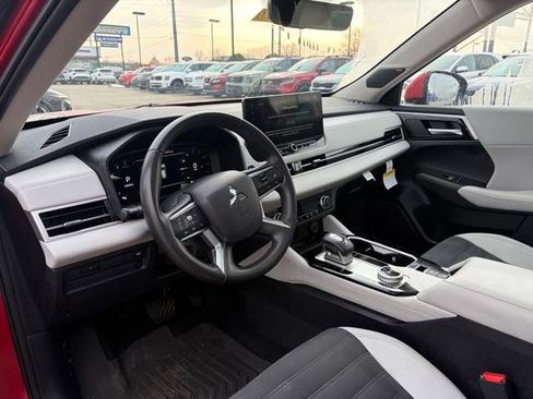 Used 2025 Mitsubishi Outlander SE image 17