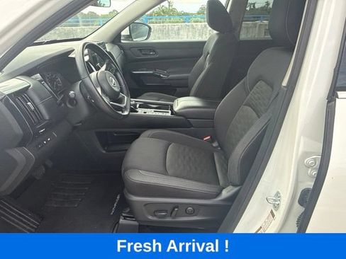 Used 2025 Nissan Pathfinder SV FWD image 2