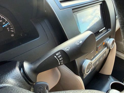 Used 2014 Toyota Camry L image 27