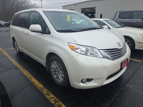 Used 2017 Toyota Sienna XLE image 3